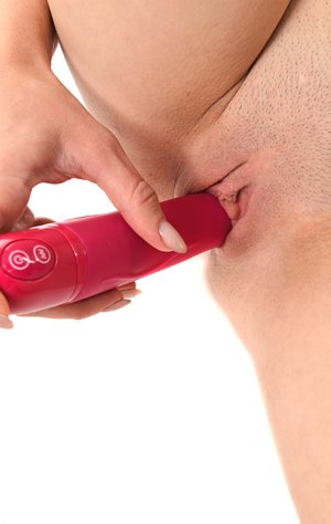 iStripper invite you to explore xxx pics with Vivia in play with pussy scene