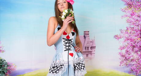 Showy Beauty invite you to explore free pictures featuring Sienna showing hot form